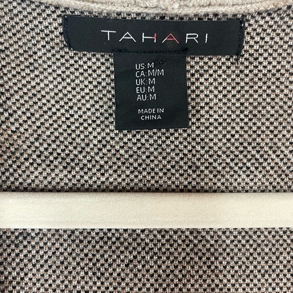 TAHARI Windsor pain jackets. Very cute with.L a tie closure and pockets! - Picture 3 of 4